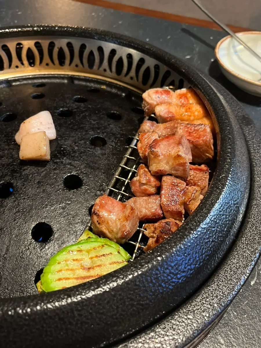 정성스럽게 구워진 고기가 올려진 그릴