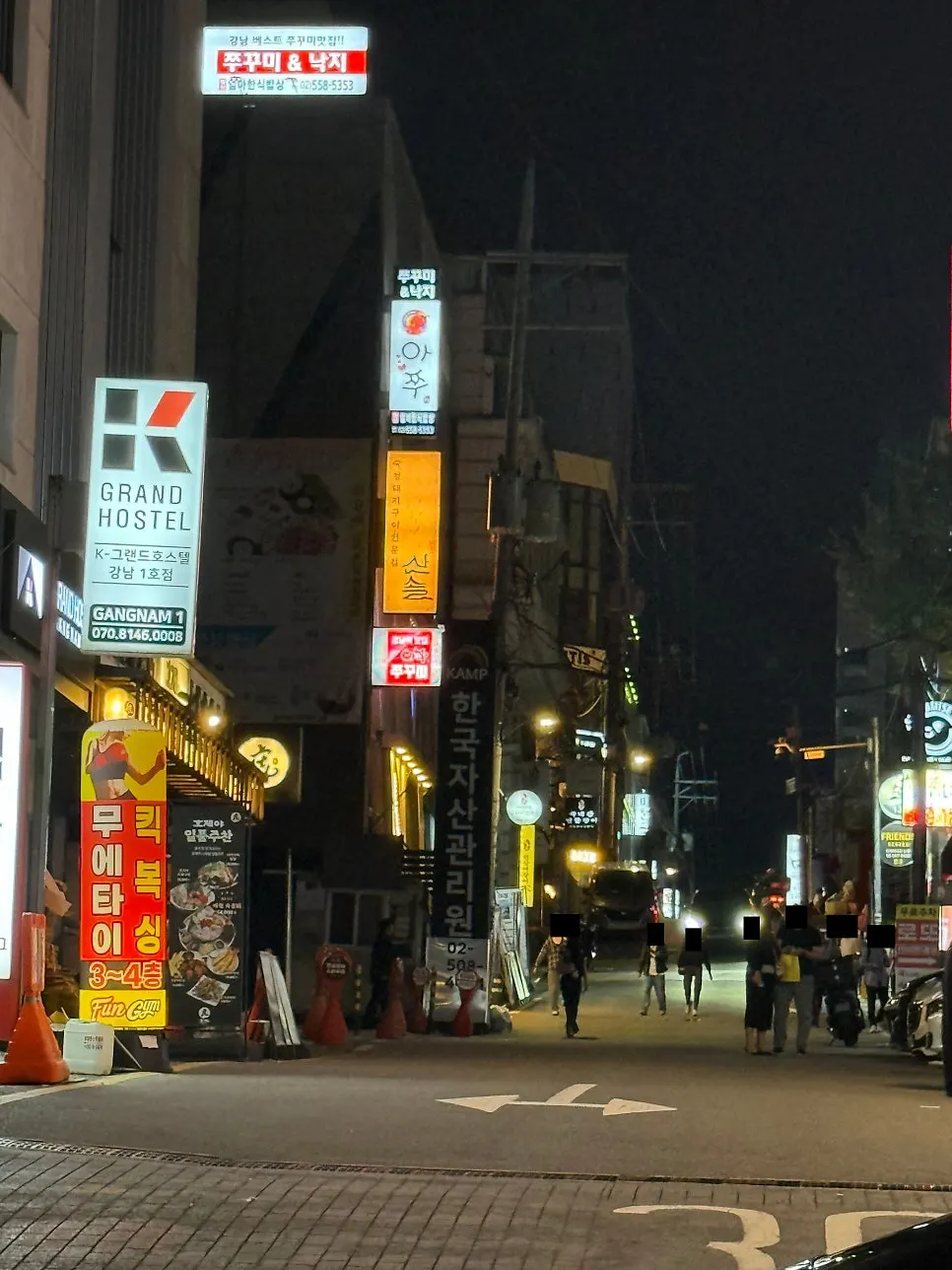 거리에서 보이는 노란 세로 간판