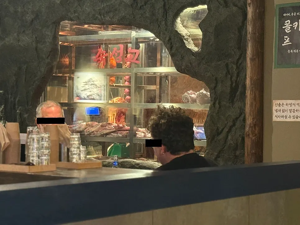 돌벽 구멍 너머로 보이는 숙성고
