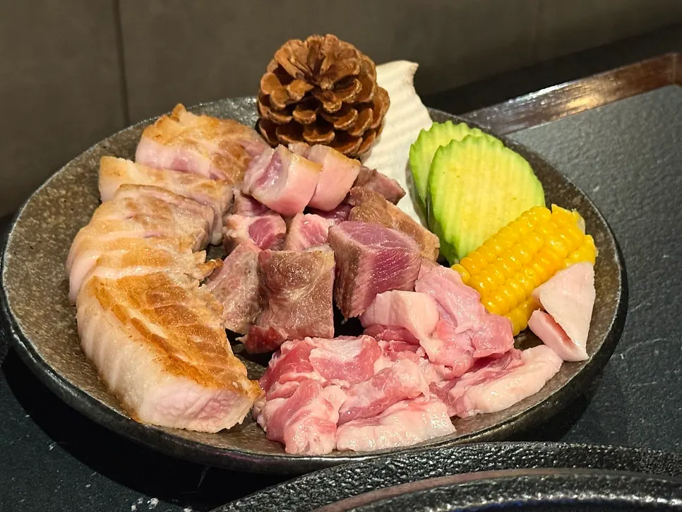 두툼하게 썬 숙성 삼겹살