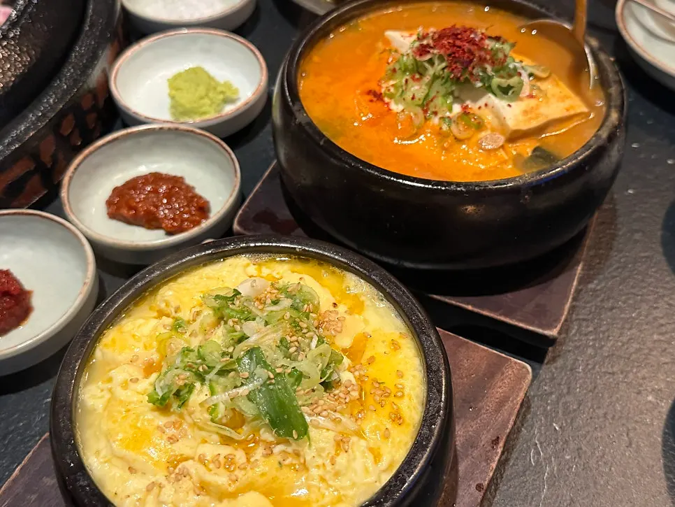 계란찜과 된장찌개 뚝배기