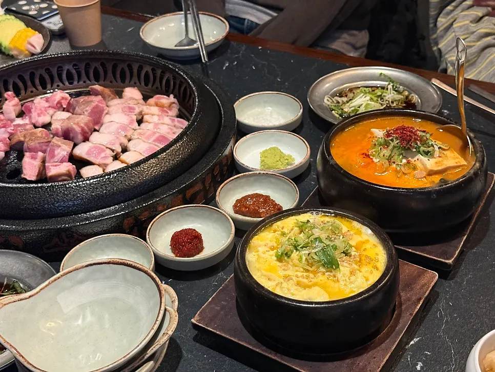 고기와 찌개, 계란찜이 놓인 한 상