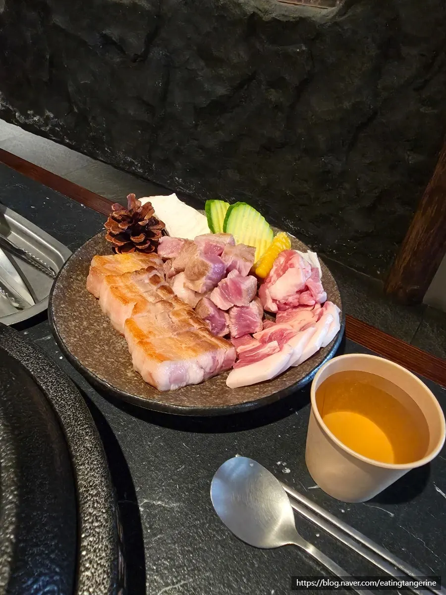 초벌해 나온 삼겹살이 올라간 불판
