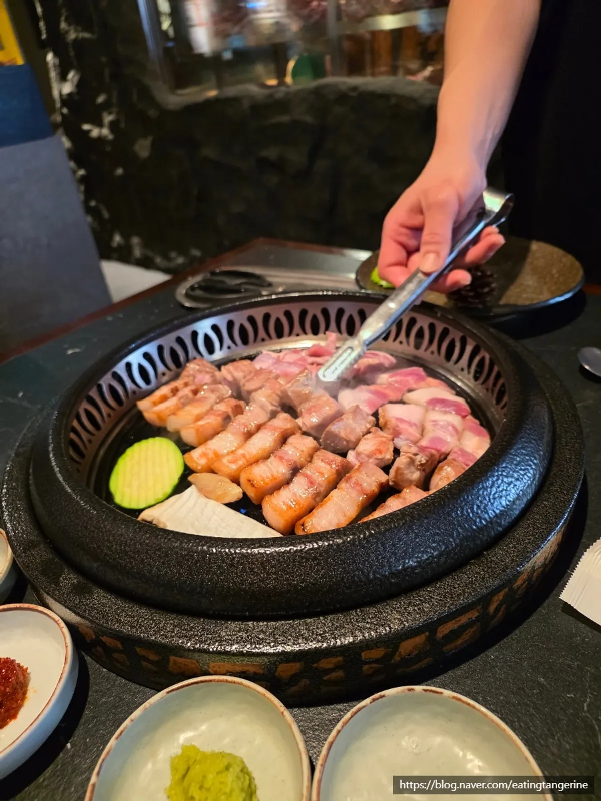 직원이 구워 접시에 올려준 삼겹살
