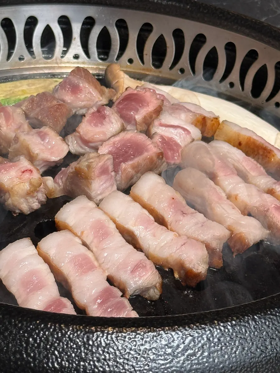 산솔 신논현점 삼겹살 상차림 세로 사진