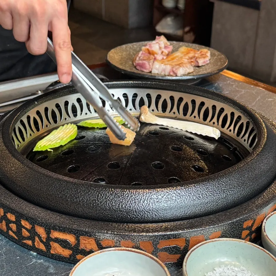 직원이 고기를 구워주는 산솔 신논현점 불판