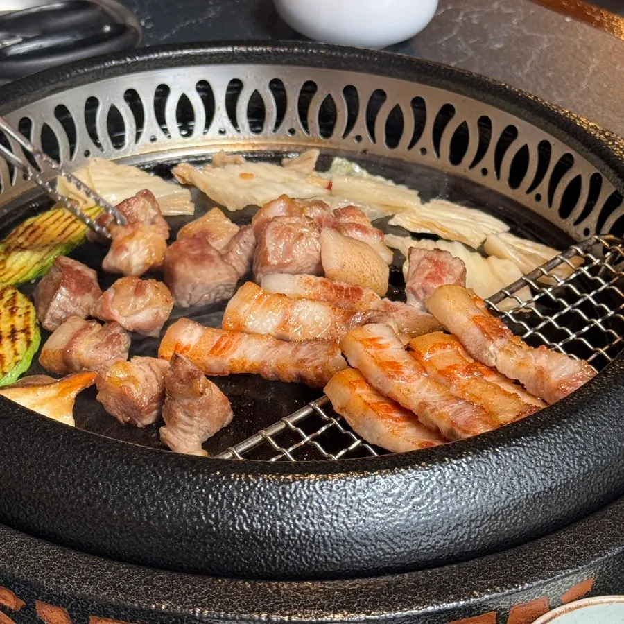 호박 버섯 물김치와 함께 구워지는 삼겹살