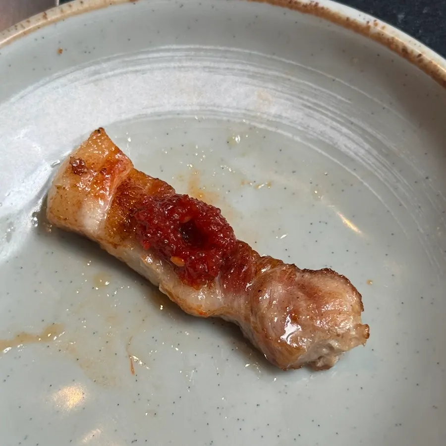 소금에 찍어 먹는 산솔 삼겹살 한 점
