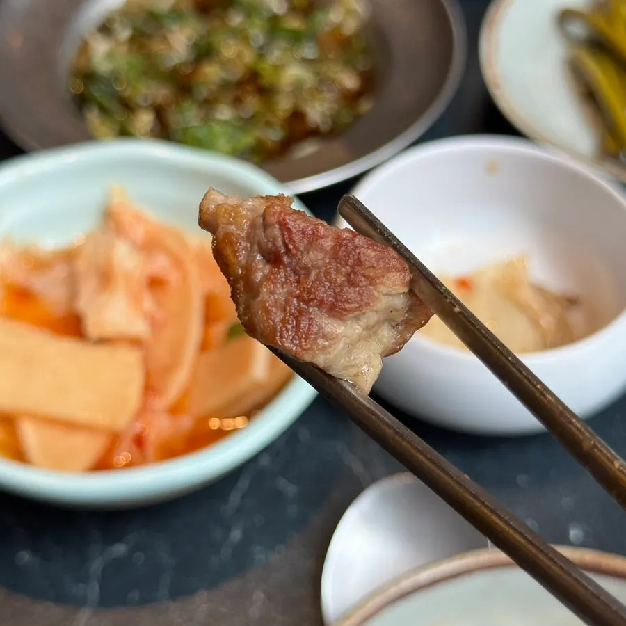 밑반찬과 함께 올린 구운 고기
