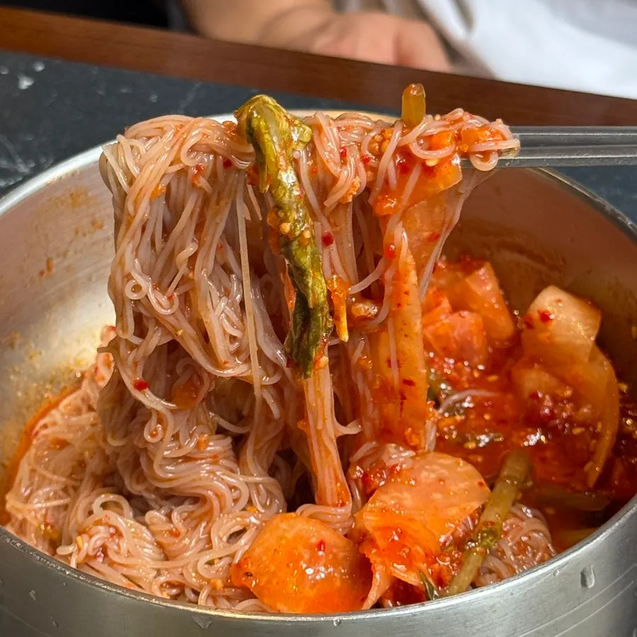 색감이 진한 비빔냉면 클로즈업