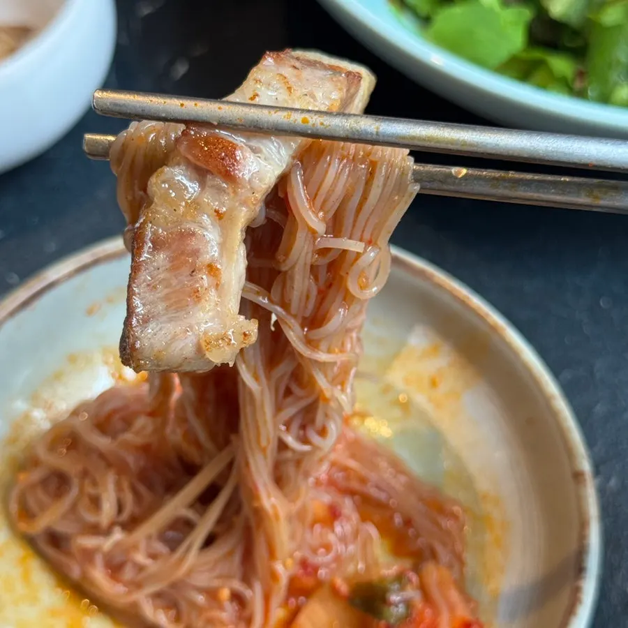 삼겹살과 비빔냉면을 함께 먹는 한 상
