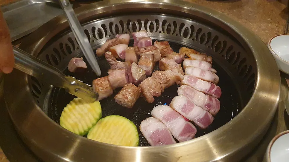 선홍빛 육색의 숙성 꽃목살 접시