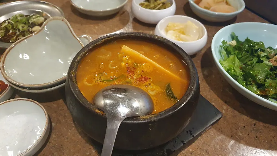 마블링이 보이는 숙성 삼겹살