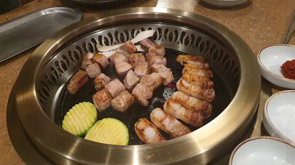 직원이 불판에서 고기를 구워주는 그릴링 서비스