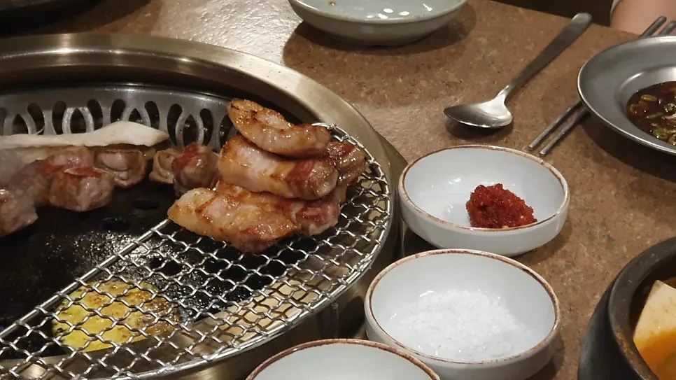 불판 위에서 익어가는 숙성 돼지고기
