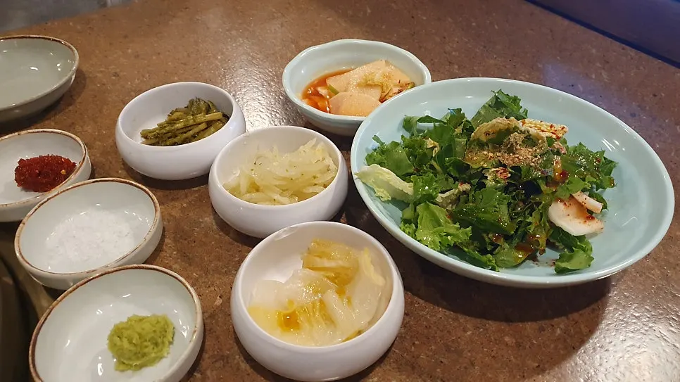 백김치를 올린 삼겹살 한 쌈