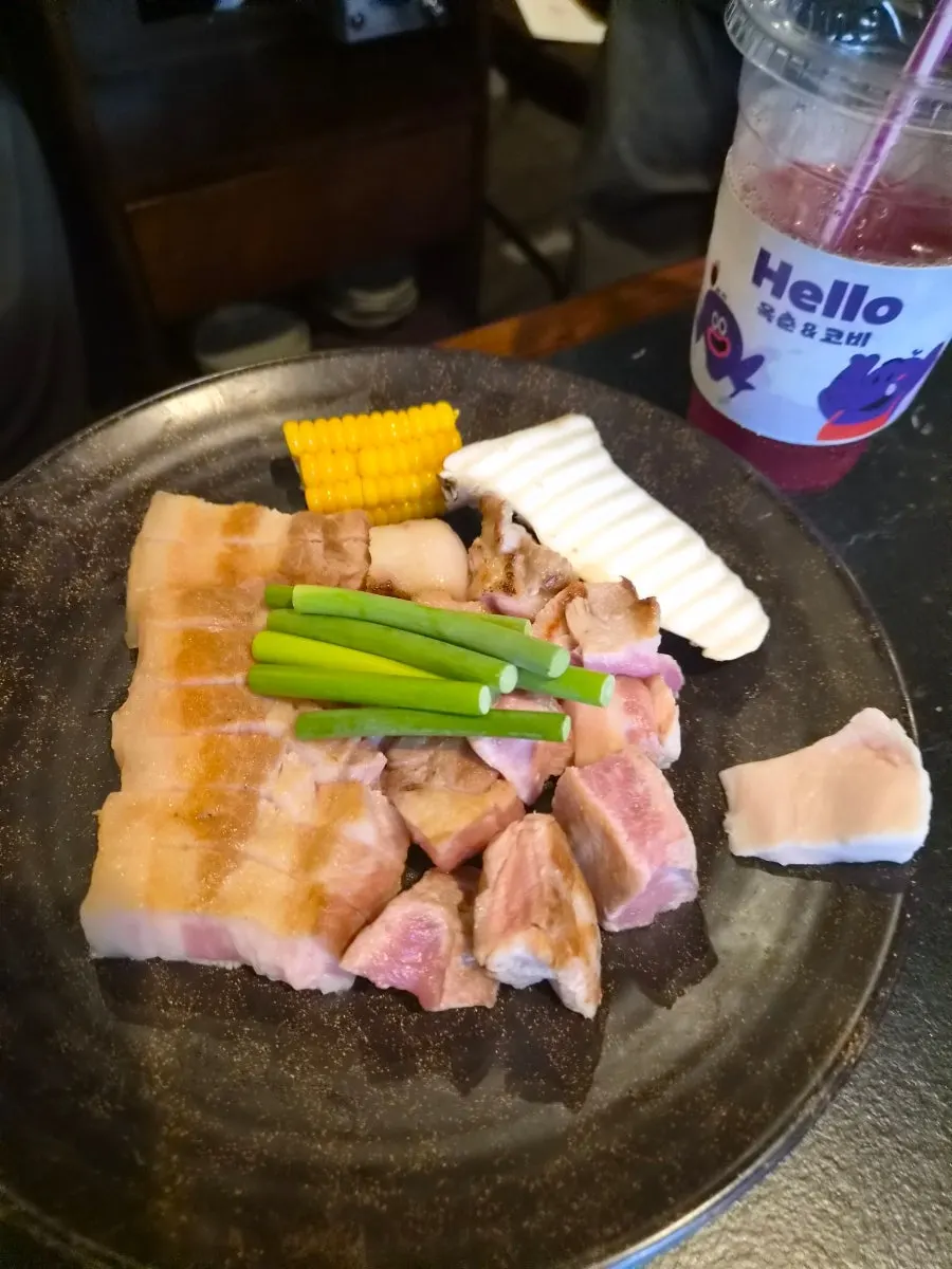 반찬 설명이 적힌 안내