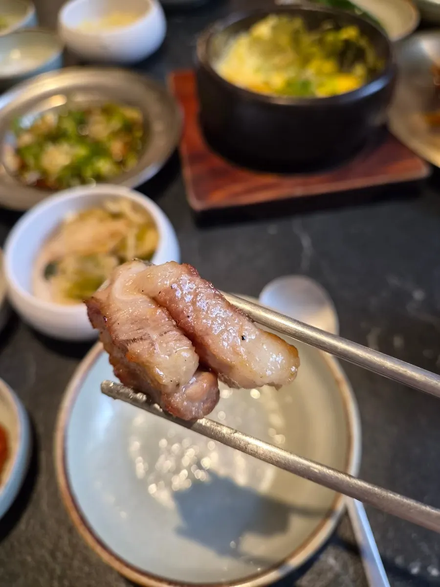 촉촉하게 구워진 삼겹살 한 점