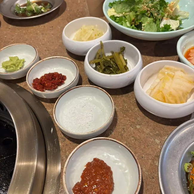 Side dishes and sauces served with the meat