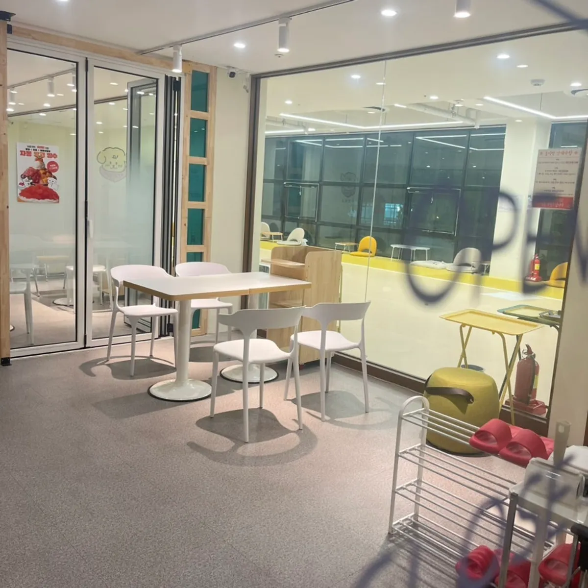 Visit to Saranghao Dalkomhage dog café in Pyeongnae-dong, Namyangju