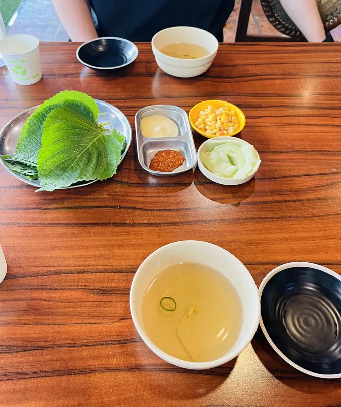 Sarangjip's interior with retro decor