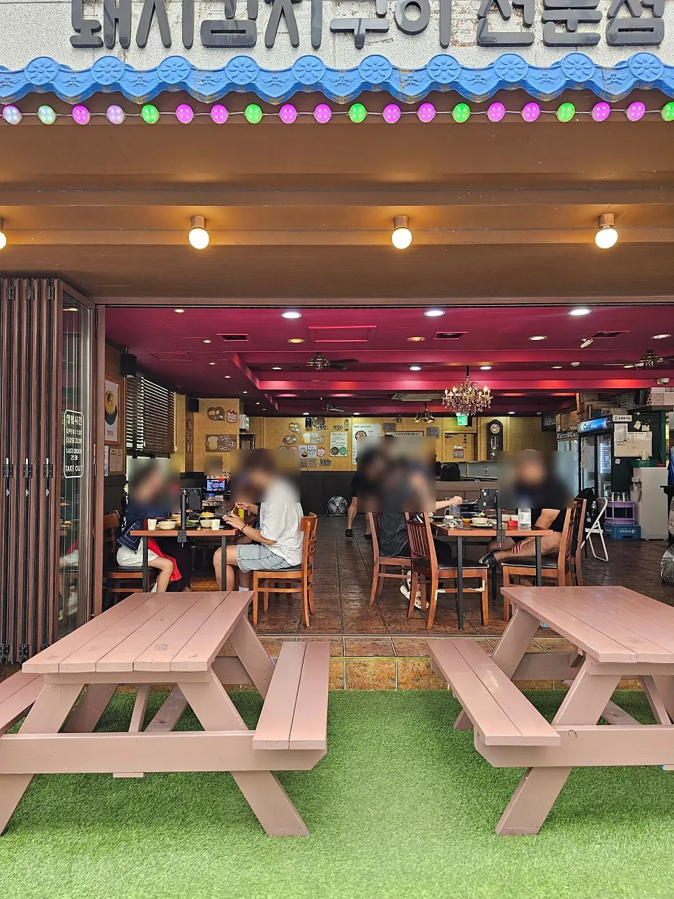 넓은 사랑집 홀 내부 좌석