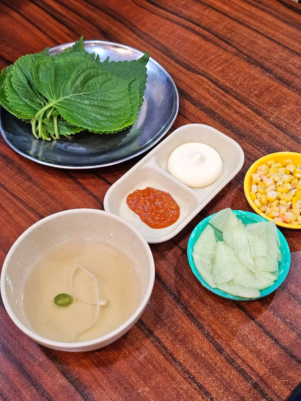 깻잎과 소스, 콩나물국이 놓인 기본 상차림