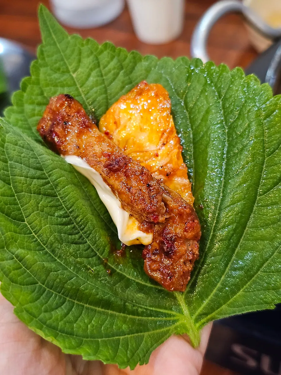 깻잎과 무쌈에 마요네즈를 올린 고기쌈
