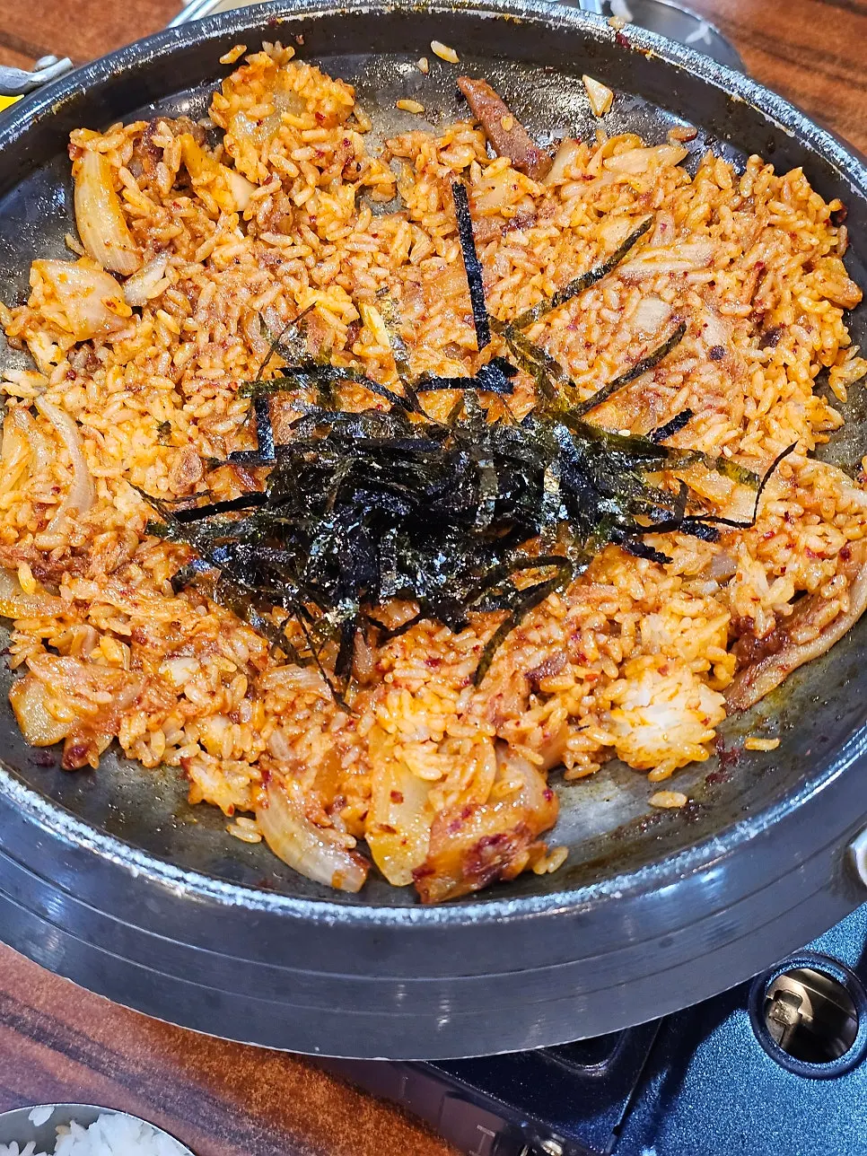 주방에서 볶아 나온 김치고기 볶음밥
