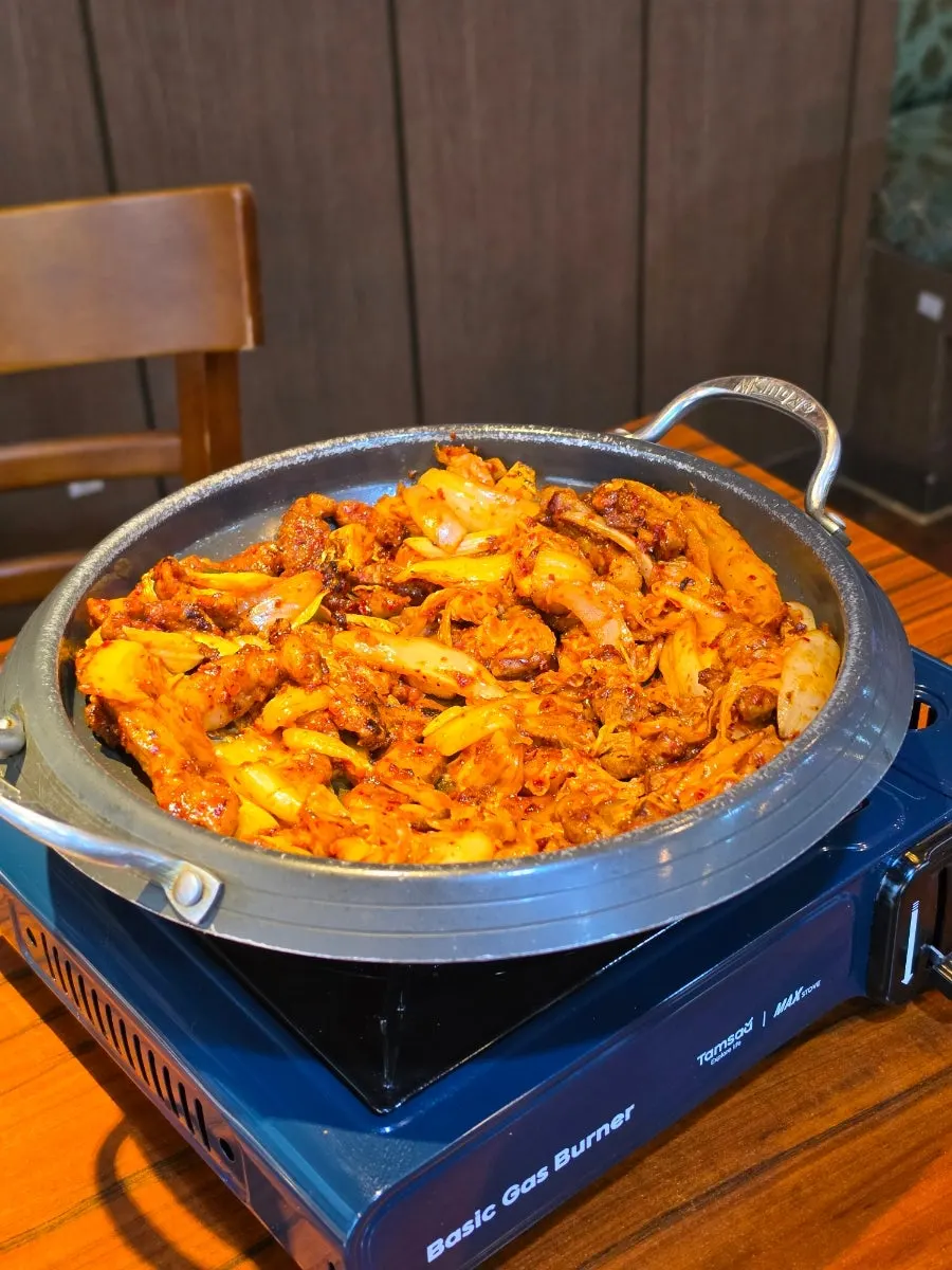 사랑집 기본 반찬 깻잎과 콘샐러드