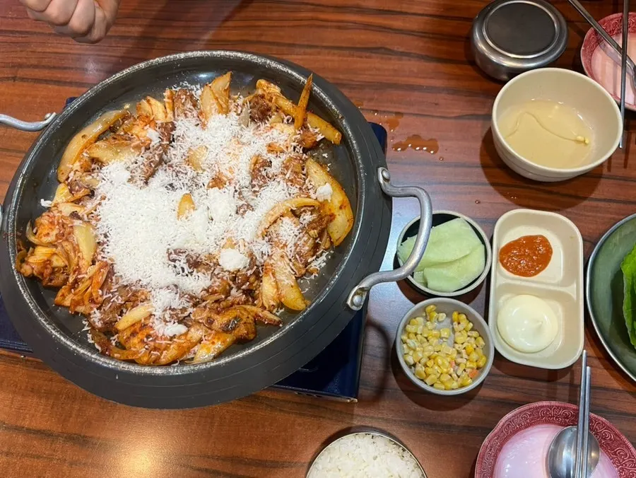 치즈를 추가한 돼지김치구이