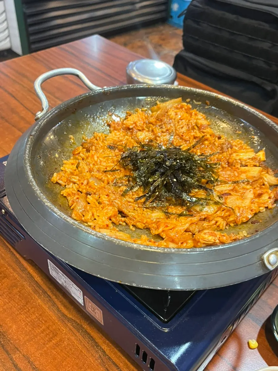 살짝 눌어붙은 고기김치볶음밥