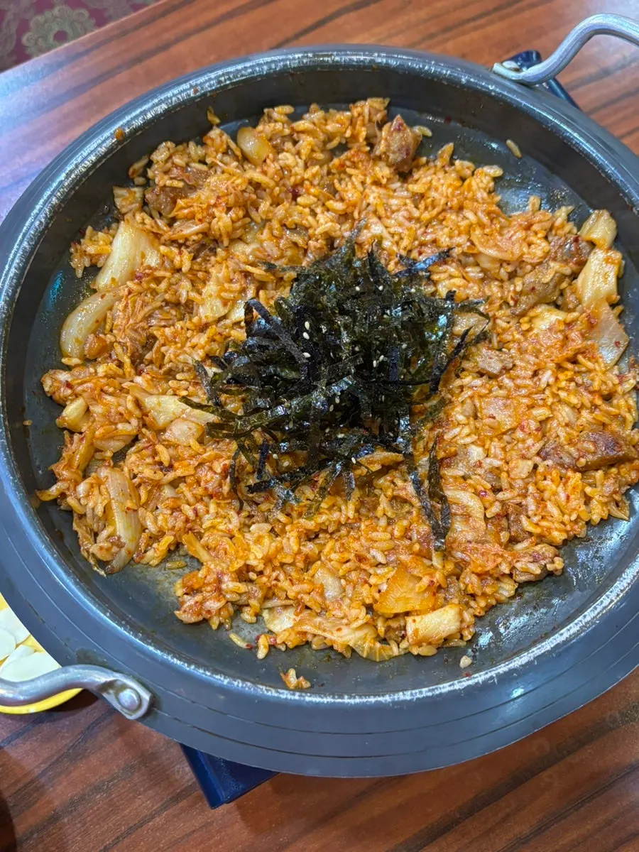 Finishing fried rice topped with seaweed flakes at Sarangjip