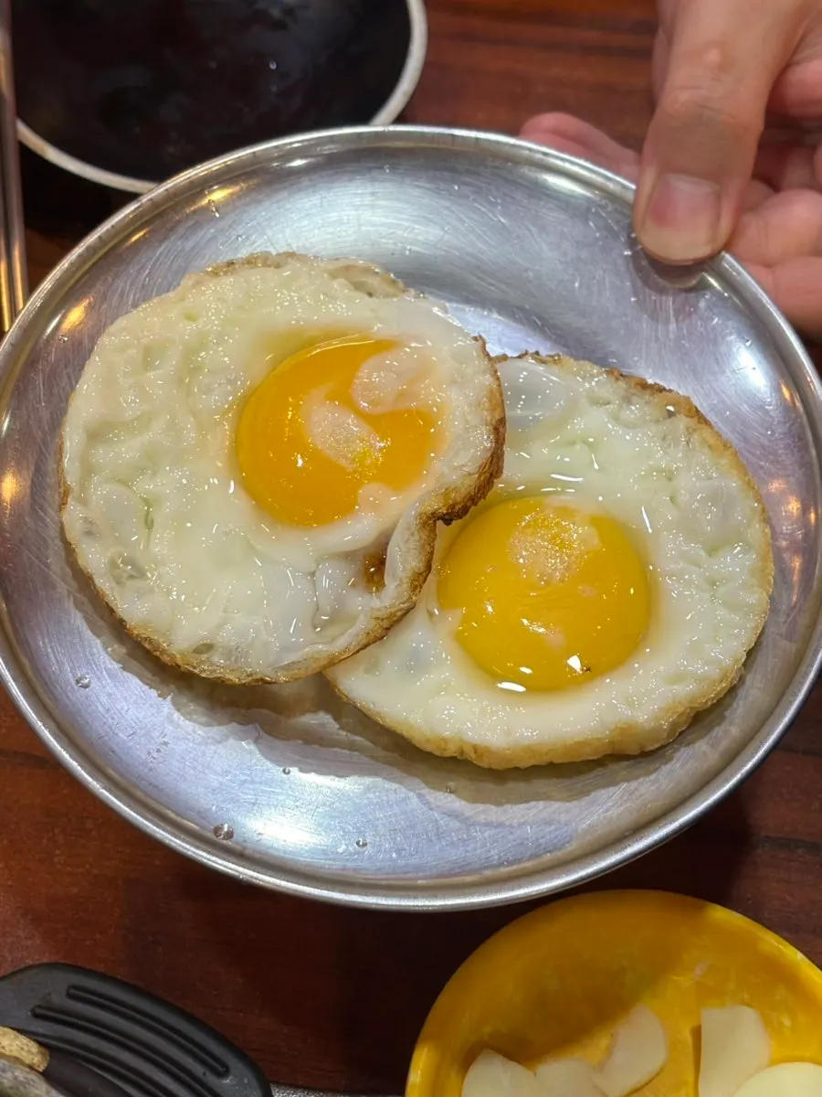 Fried rice being heated to form crispy nurungji