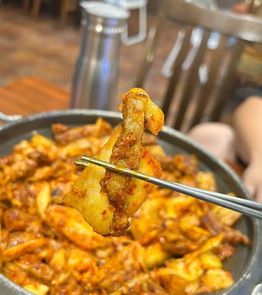 Picking up meat with sweetly cooked onion