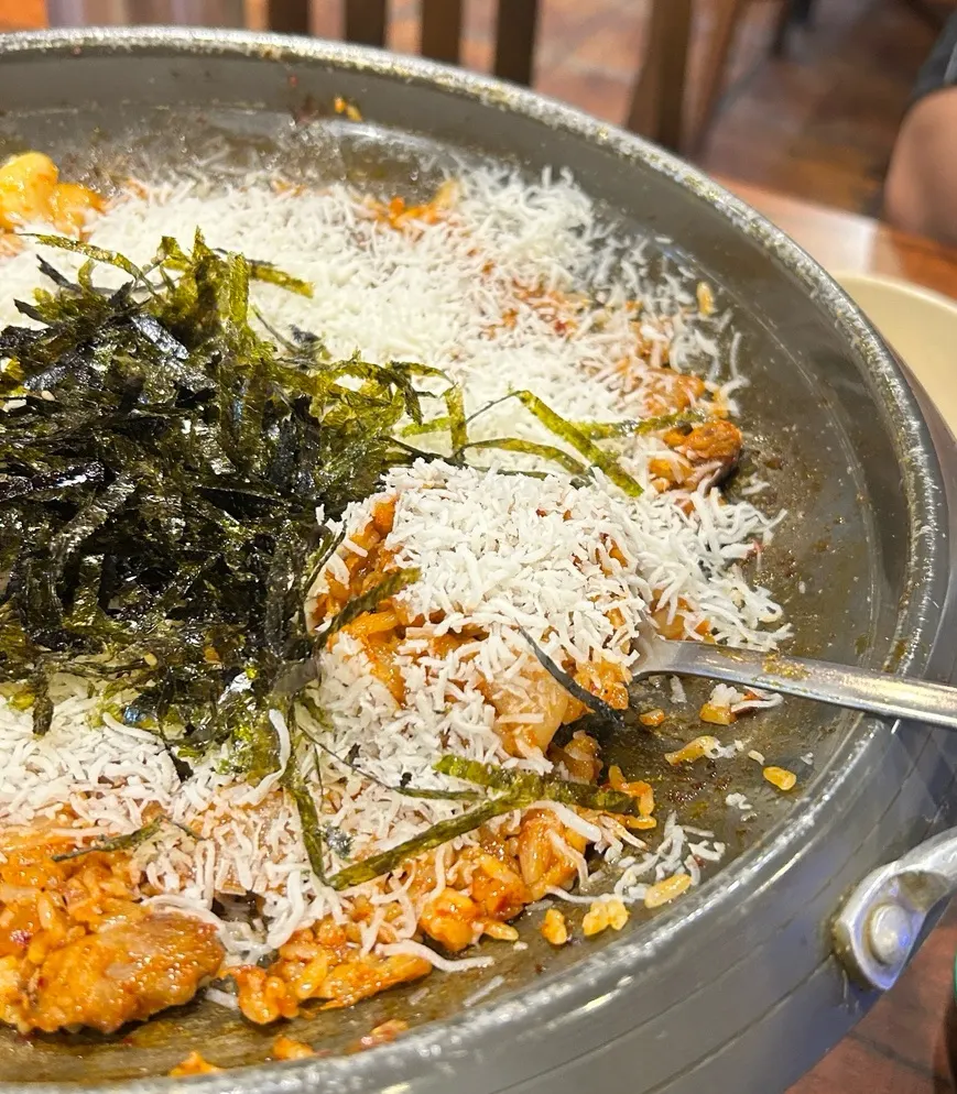 Fried rice stir-fried with finely chopped meat and kimchi
