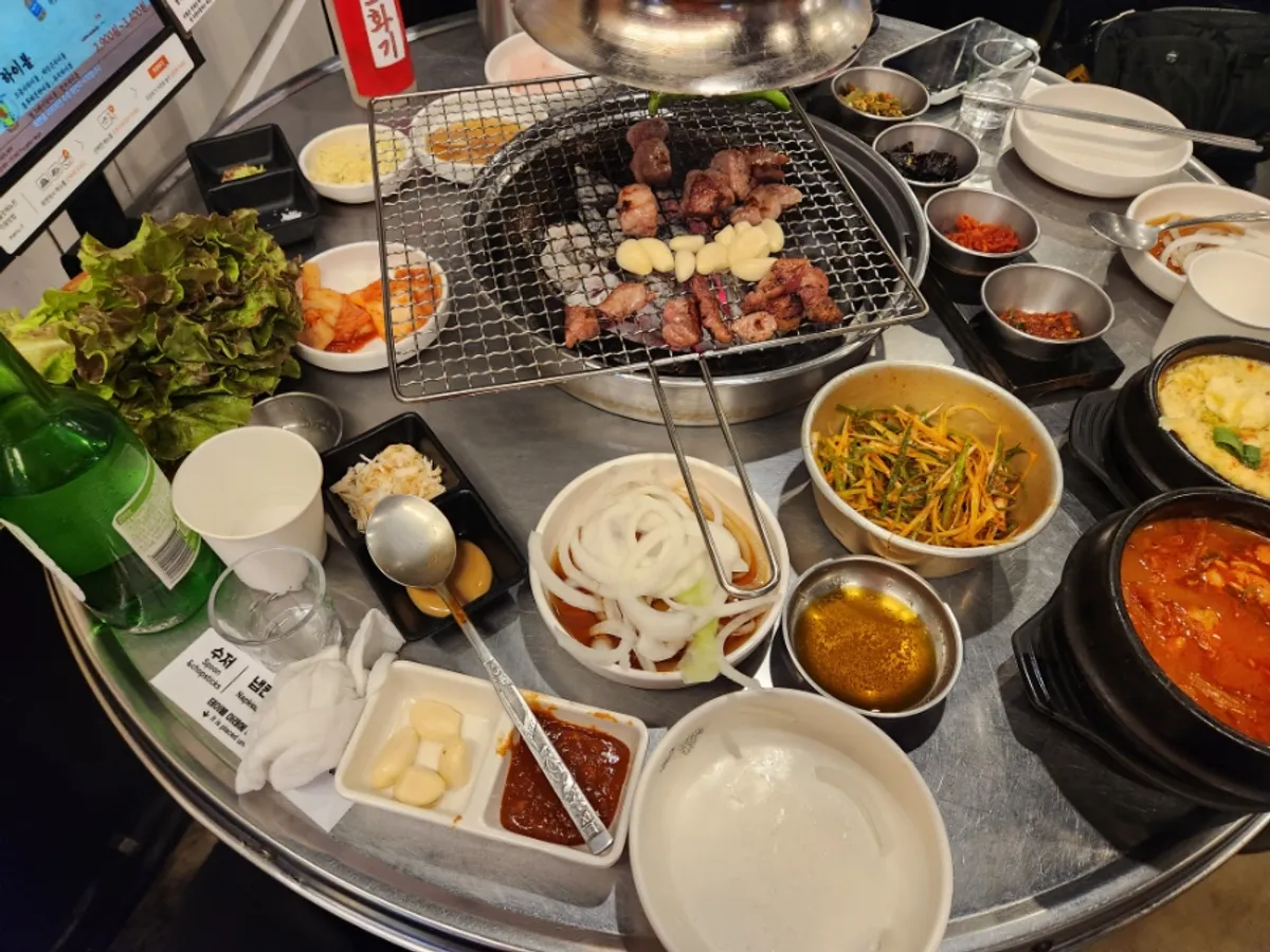 Golden-brown grilled diced beef shoulder