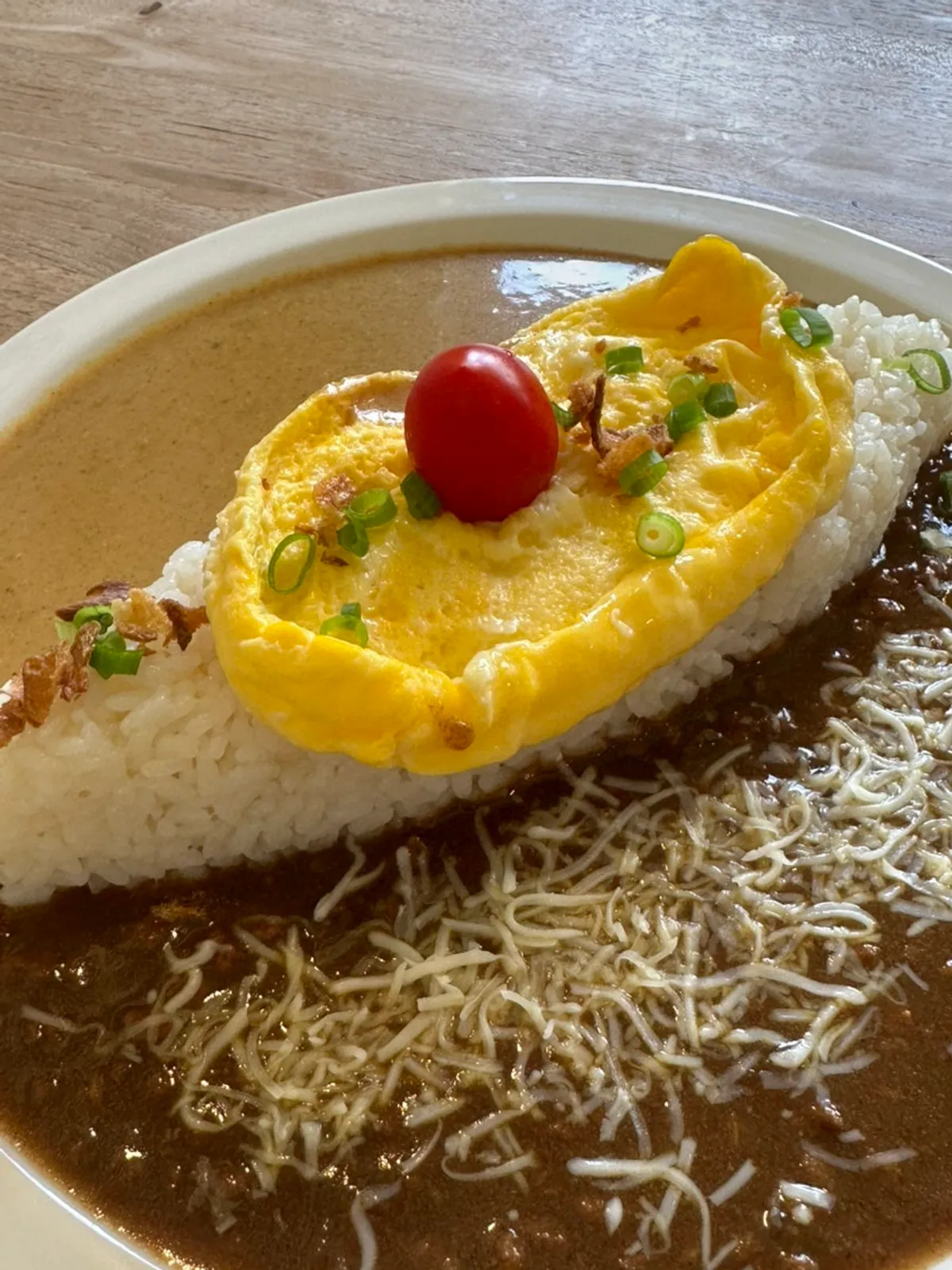 Half-and-half curry topped with scrambled egg at Sarugak20