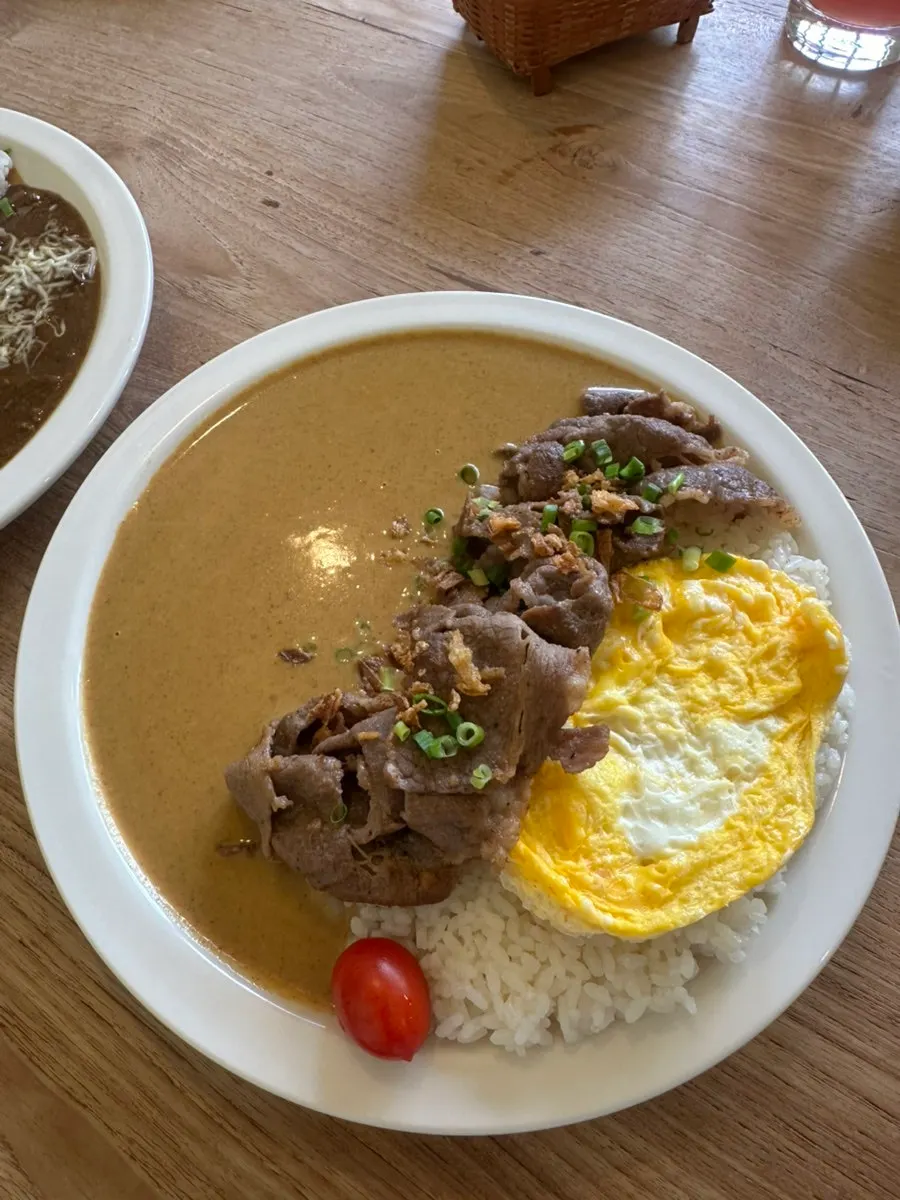 Special curry with snow cheese and cream curry side by side