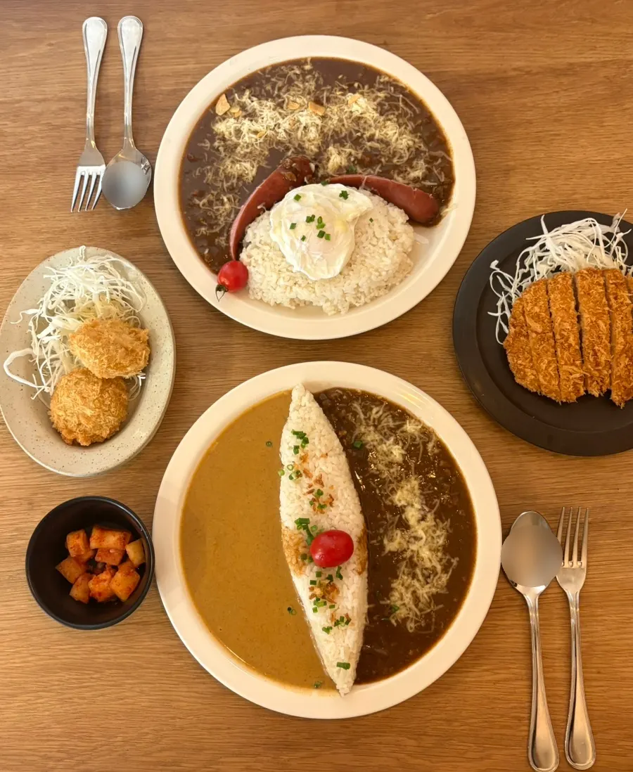 푸짐하게 차려진 사루각20 주말 점심상