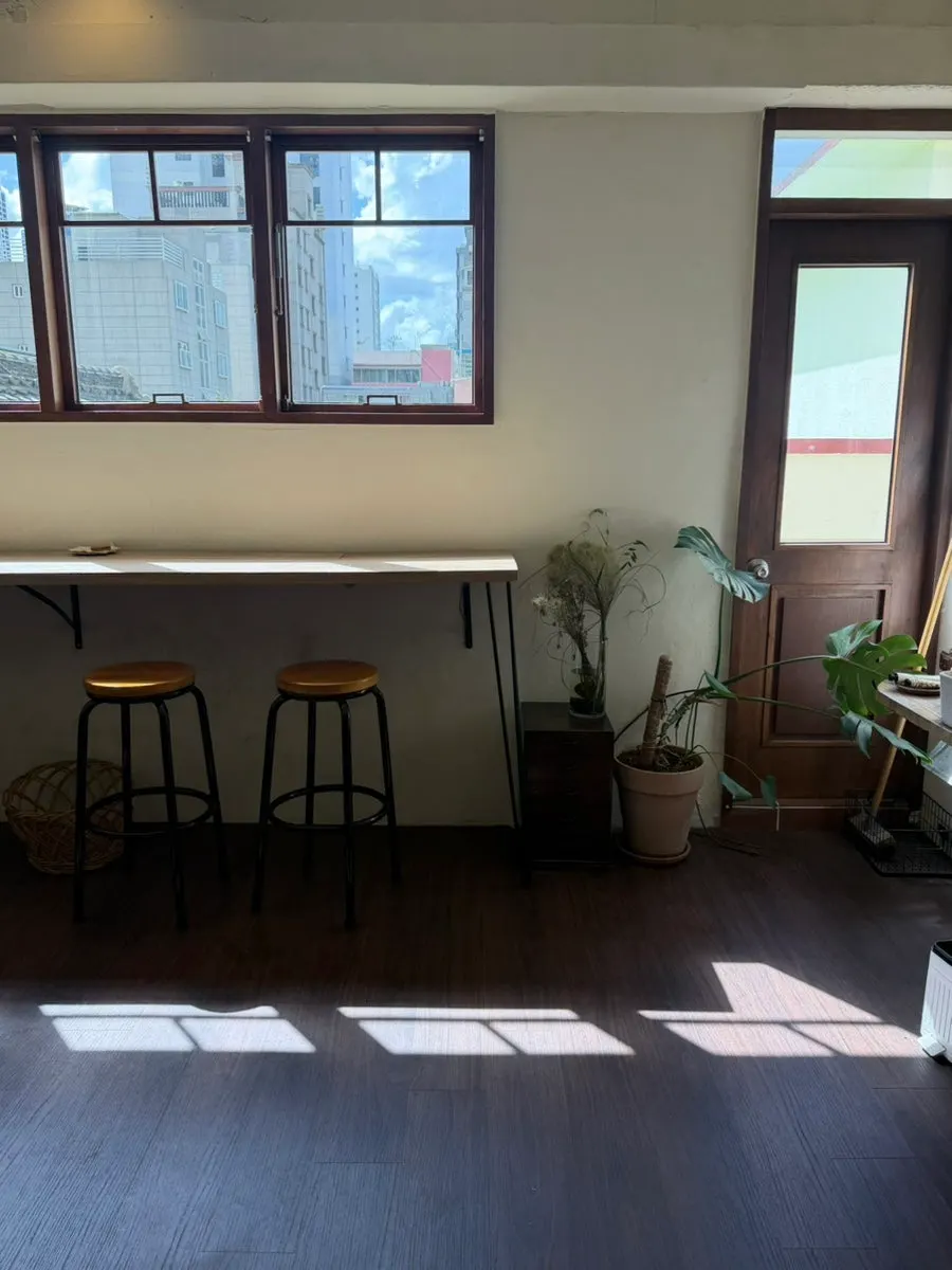 Sarugak20's spacious table seating