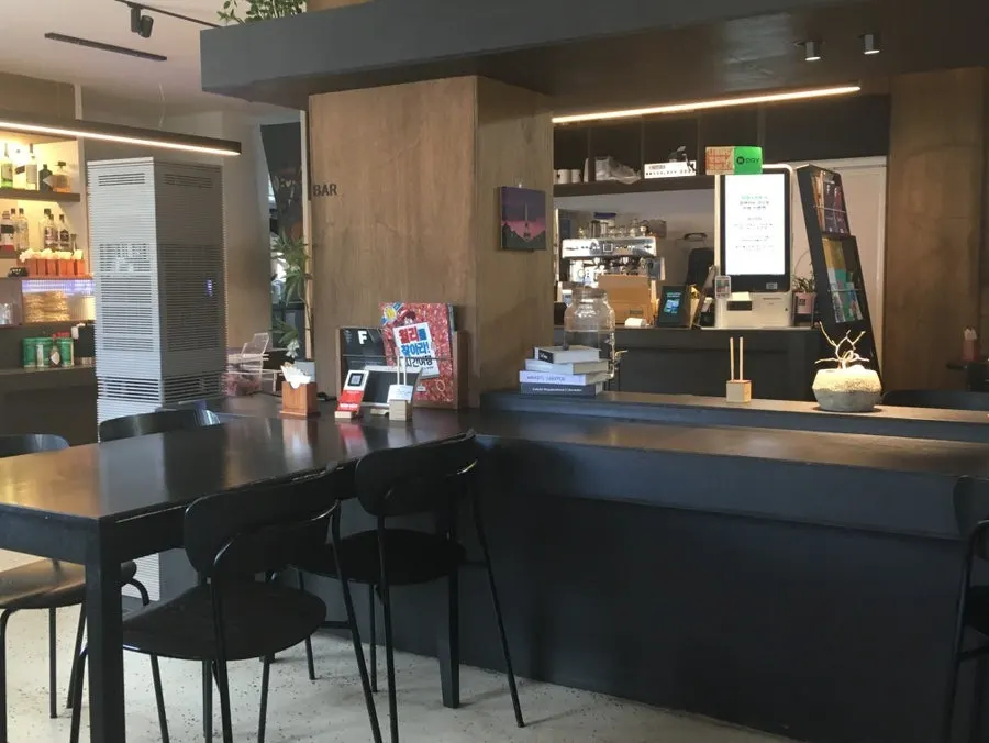 ブラックトーンのインテリアの店内