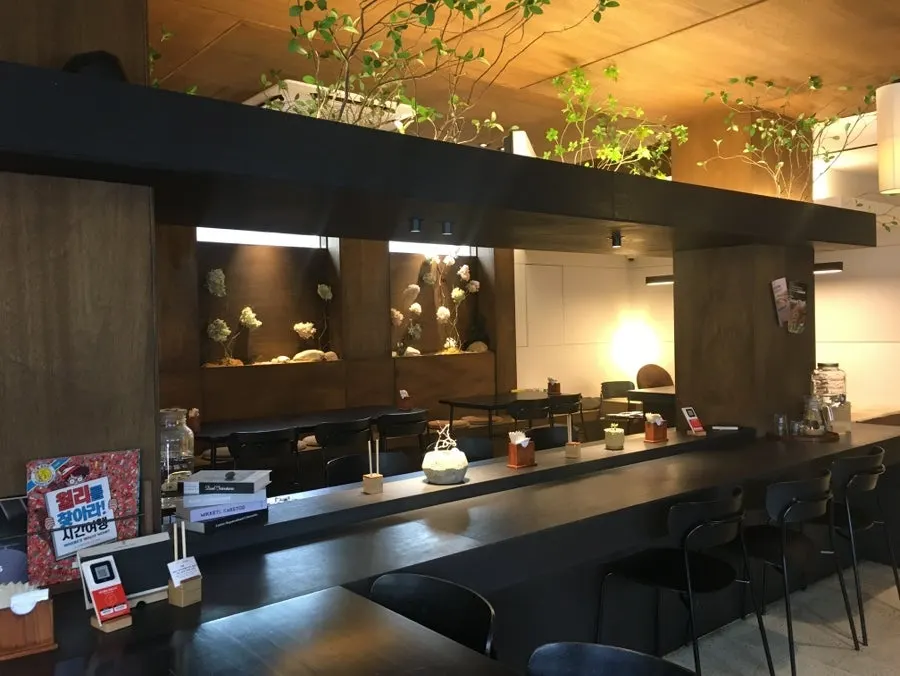 一人ご飯席が用意された窓際の席