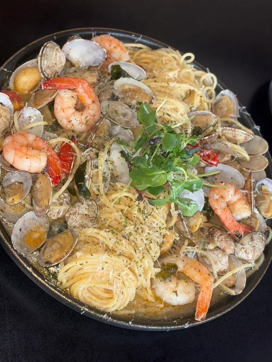 あさりがたっぷり入ったパスタのクローズアップ