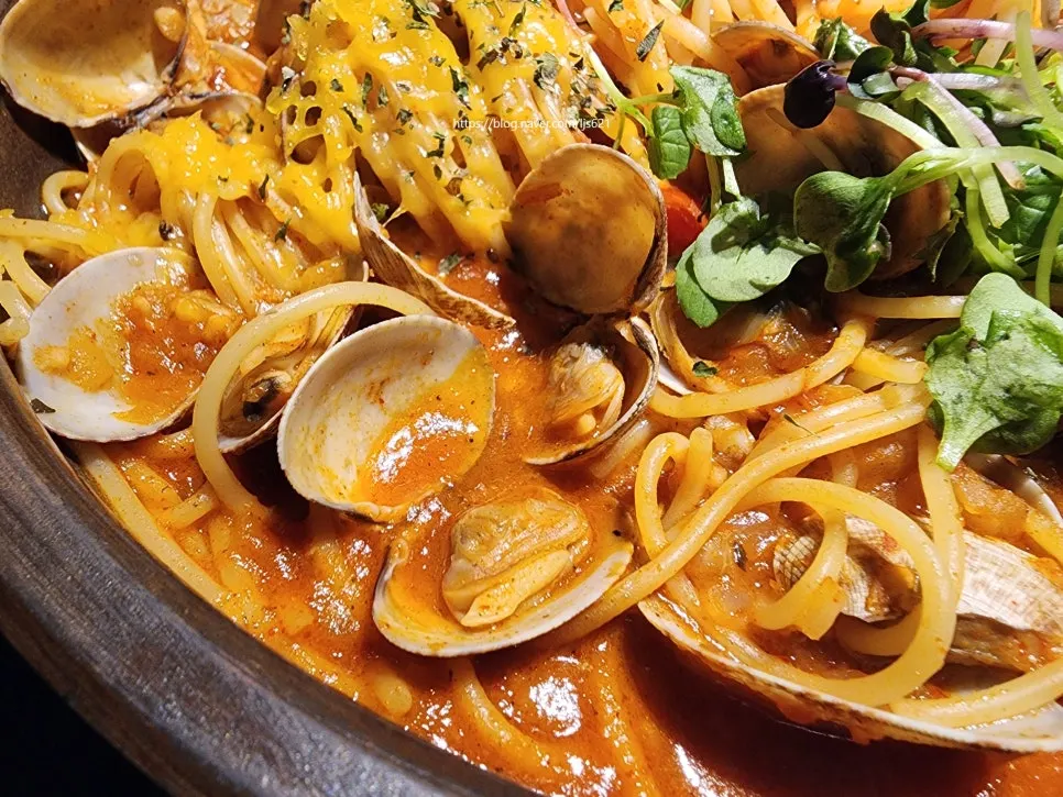 Generous fresh clams packed into the pasta