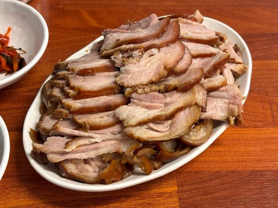 사상팔도족발 상차림과 족발 한 상
