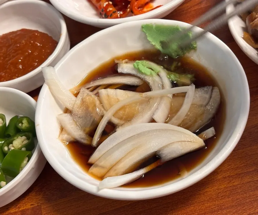 족발 한 점과 쌈 채소