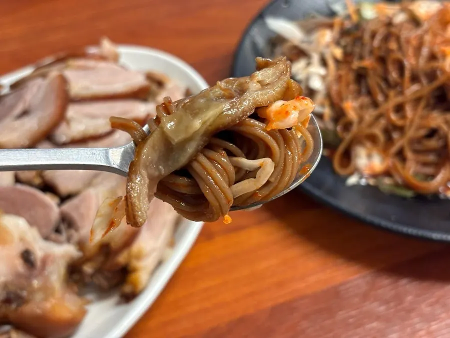 채소가 올라간 비빔막국수