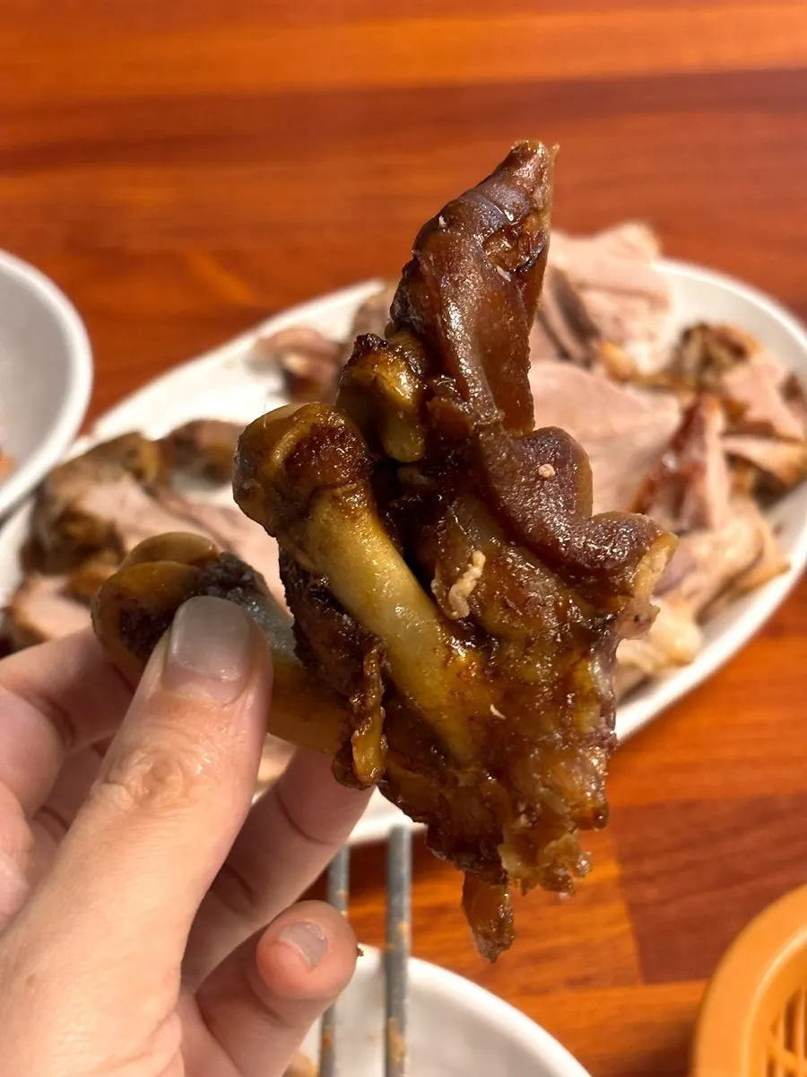 막국수 위에 족발 고기를 얹은 모습