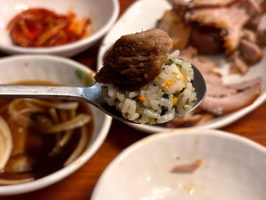 비빈 주먹밥 위에 올린 족발 한 점